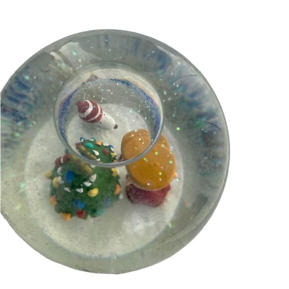 ↳ Hallmark Collectible A Charlie Brown Christmas Musical Snow Globe (1A-03-63WA) - Picture 5 of 8